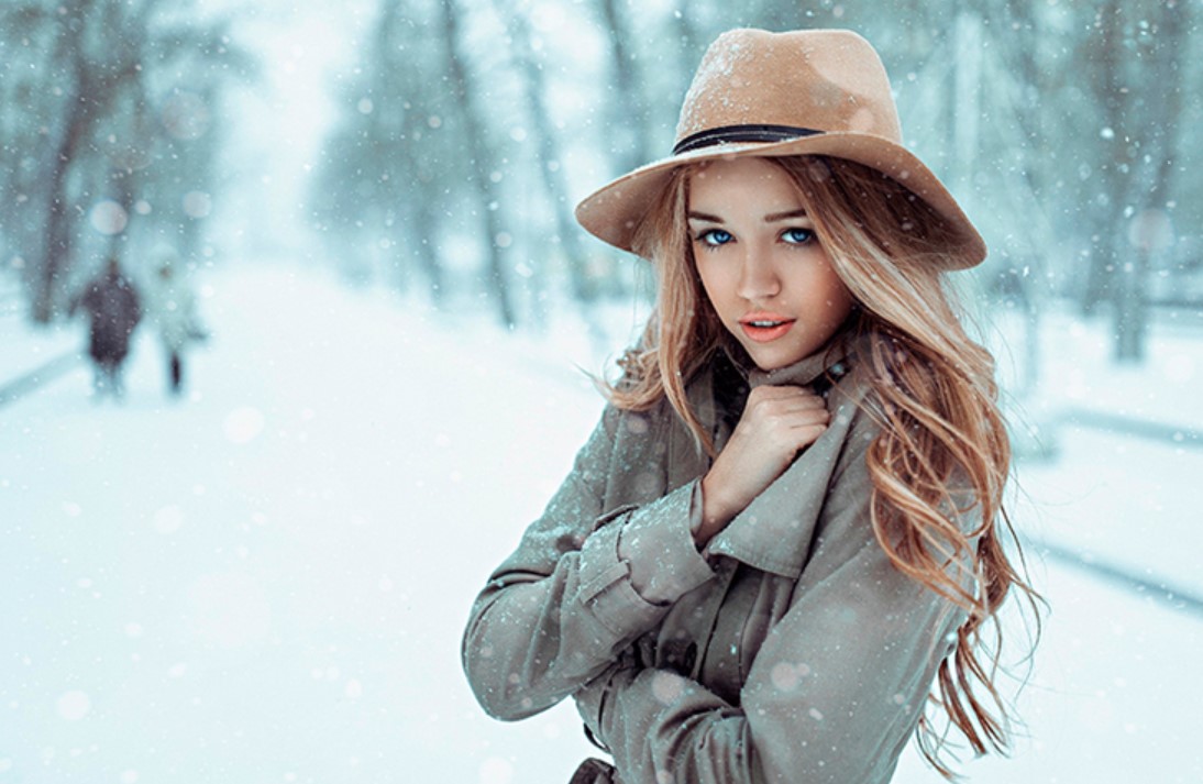 Women on snow